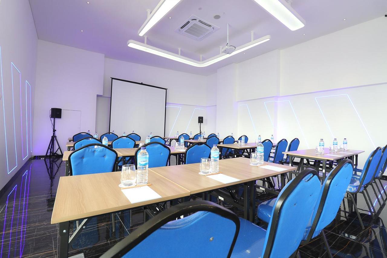 Hotel Moritz Biz Gandaria Giacarta Esterno foto