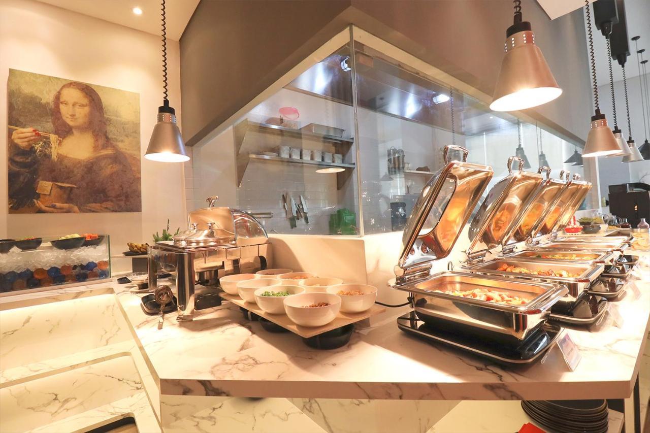 Hotel Moritz Biz Gandaria Giacarta Esterno foto